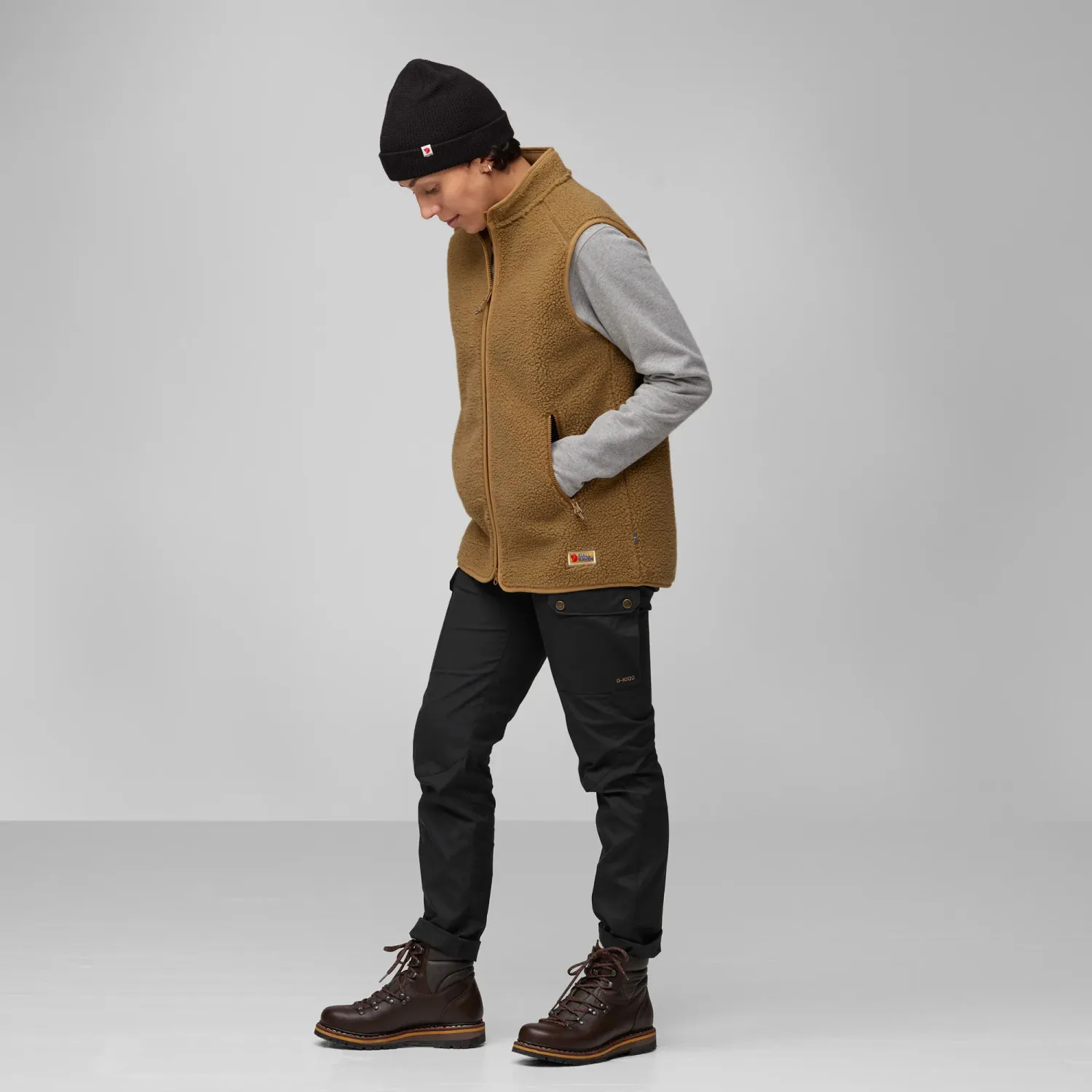 vardag_pile_fleece_vest_w_86994-232_a_model_fjr.jpg