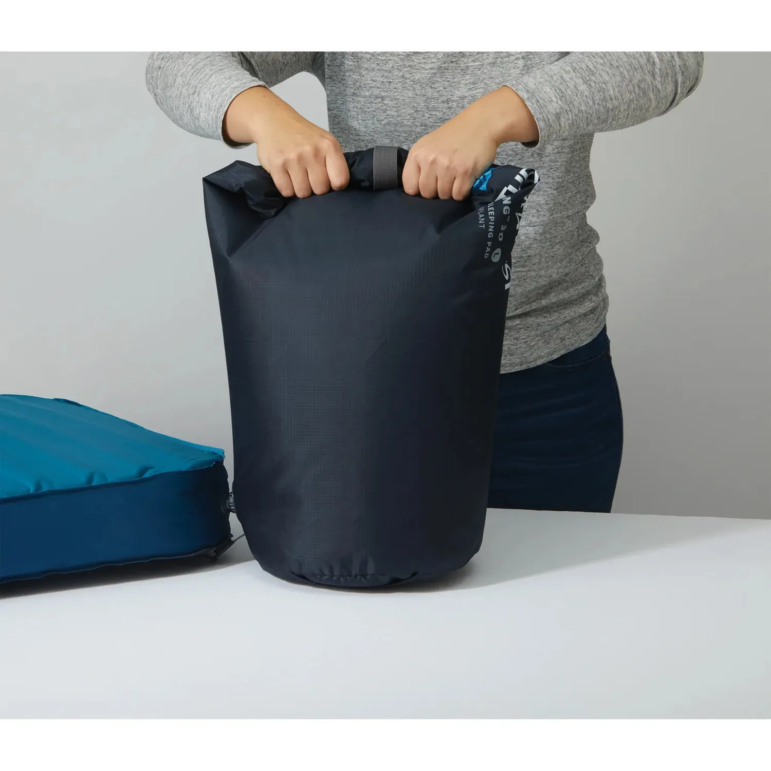 13225_thermarest_mondoking_marine_large_pumpsack_detail.jpg