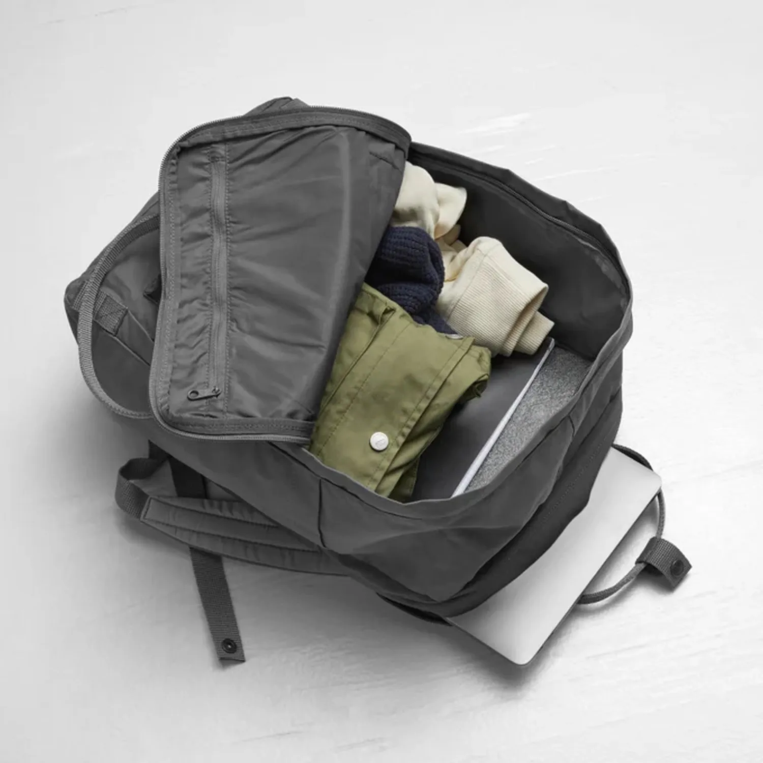 kanken_laptop_17_23525-160_h_model_fjr.jpg