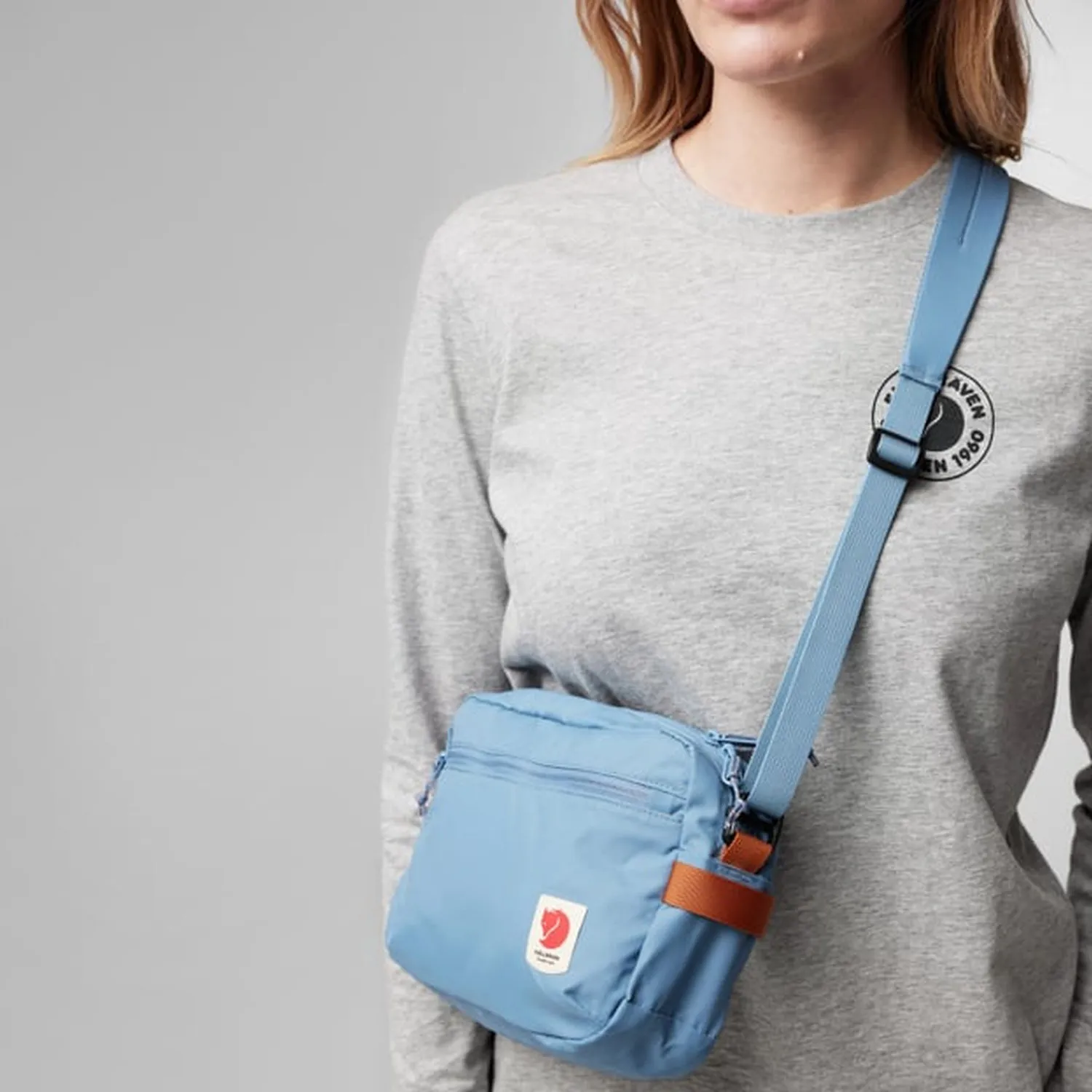 high_coast_crossbody_23227-543_b_model_fjr.jpg