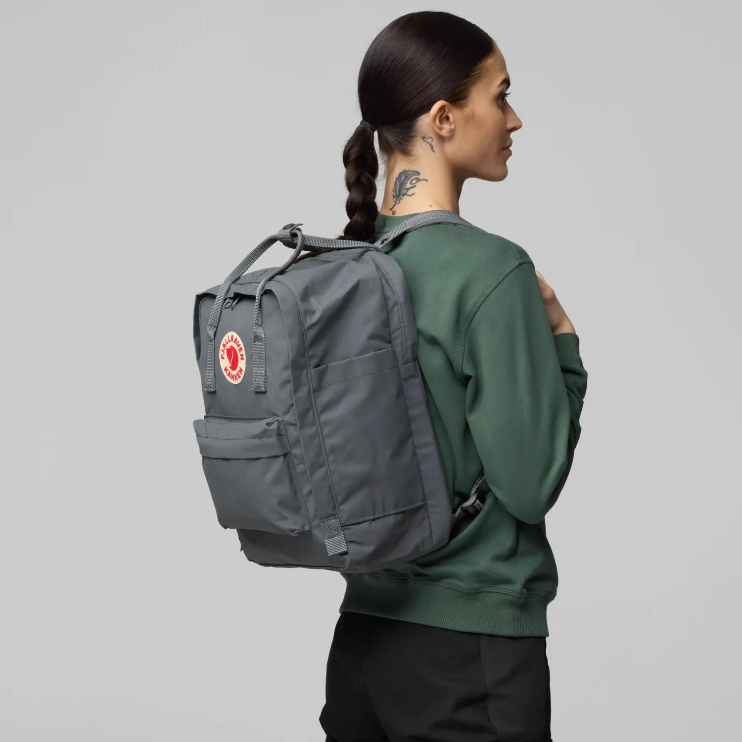 kanken_laptop_15_23524-046_c_model_fjr.jpg