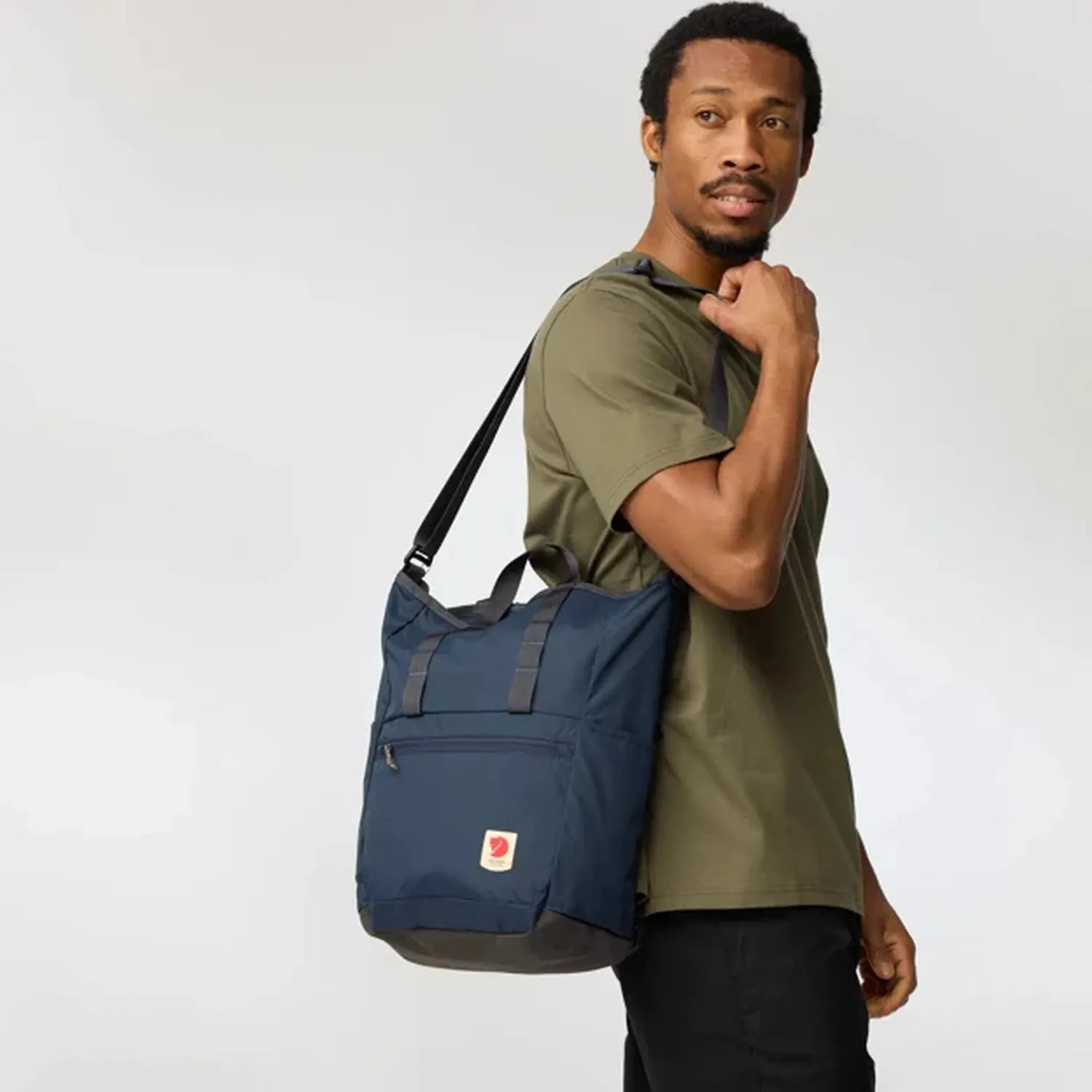 high_coast_totepack_23225-560_c_model_2331.jpg