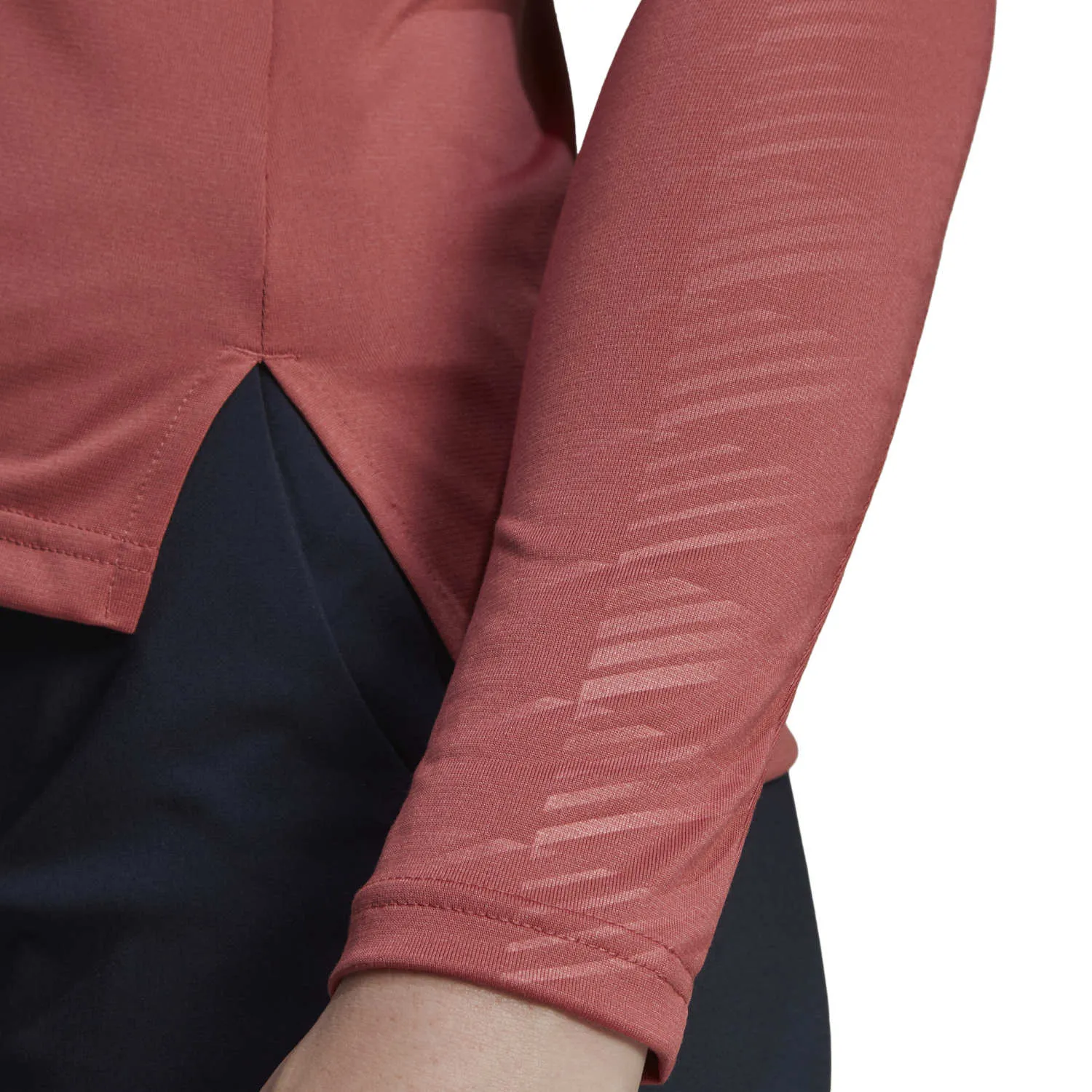 05_HI5494_8_APPAREL_On Model_Detail View 1_transparent.jpg