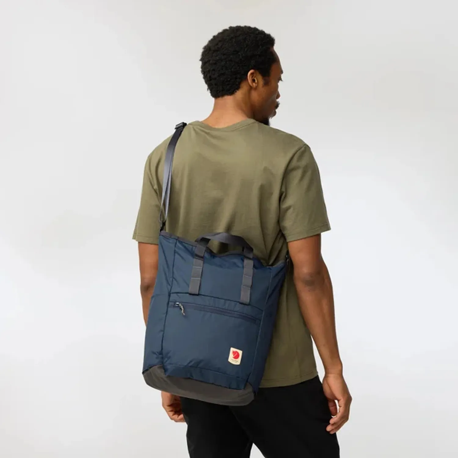 high_coast_totepack_23225-560_e_model_2347.jpg