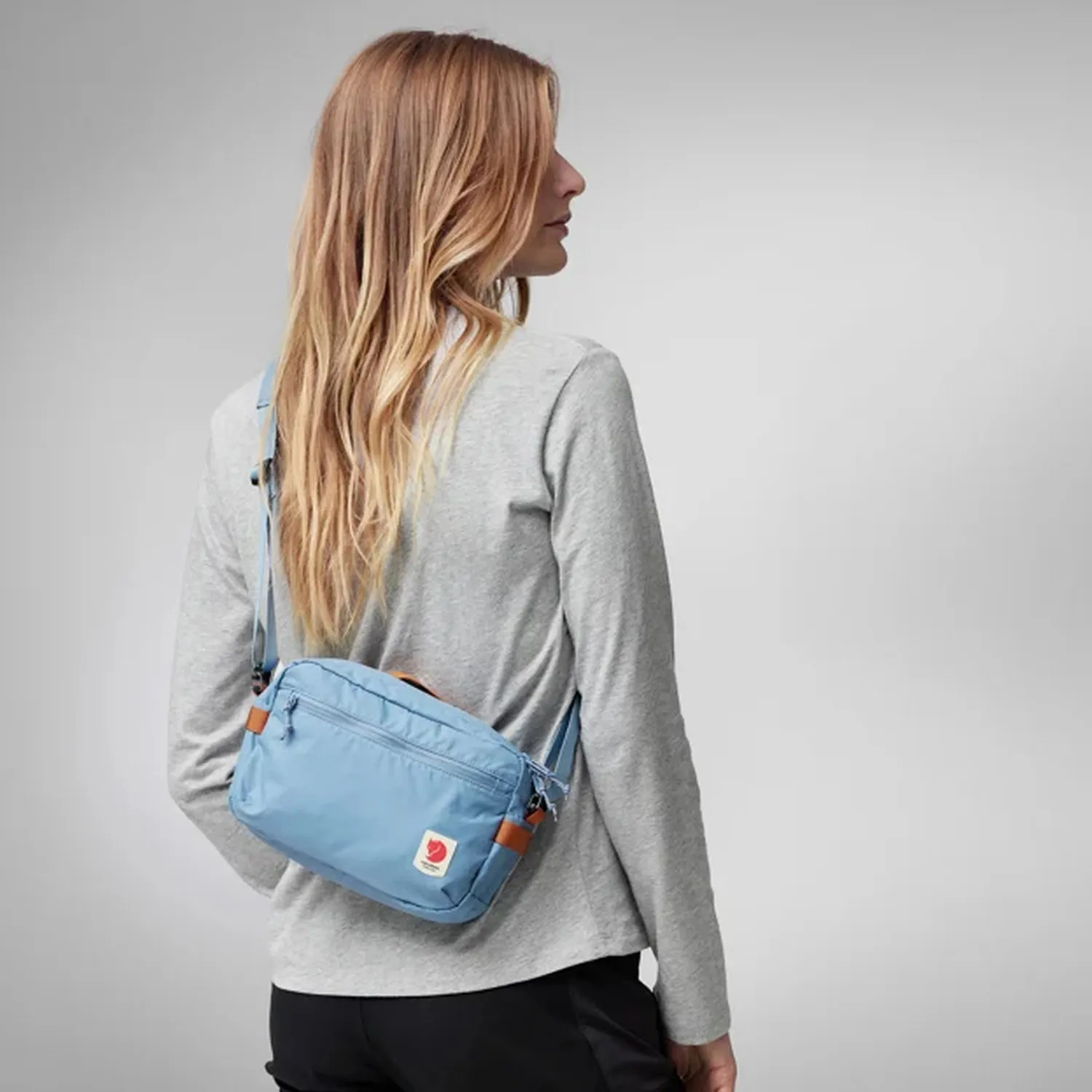high_coast_crossbody_23227-543_a_model_fjr.jpg