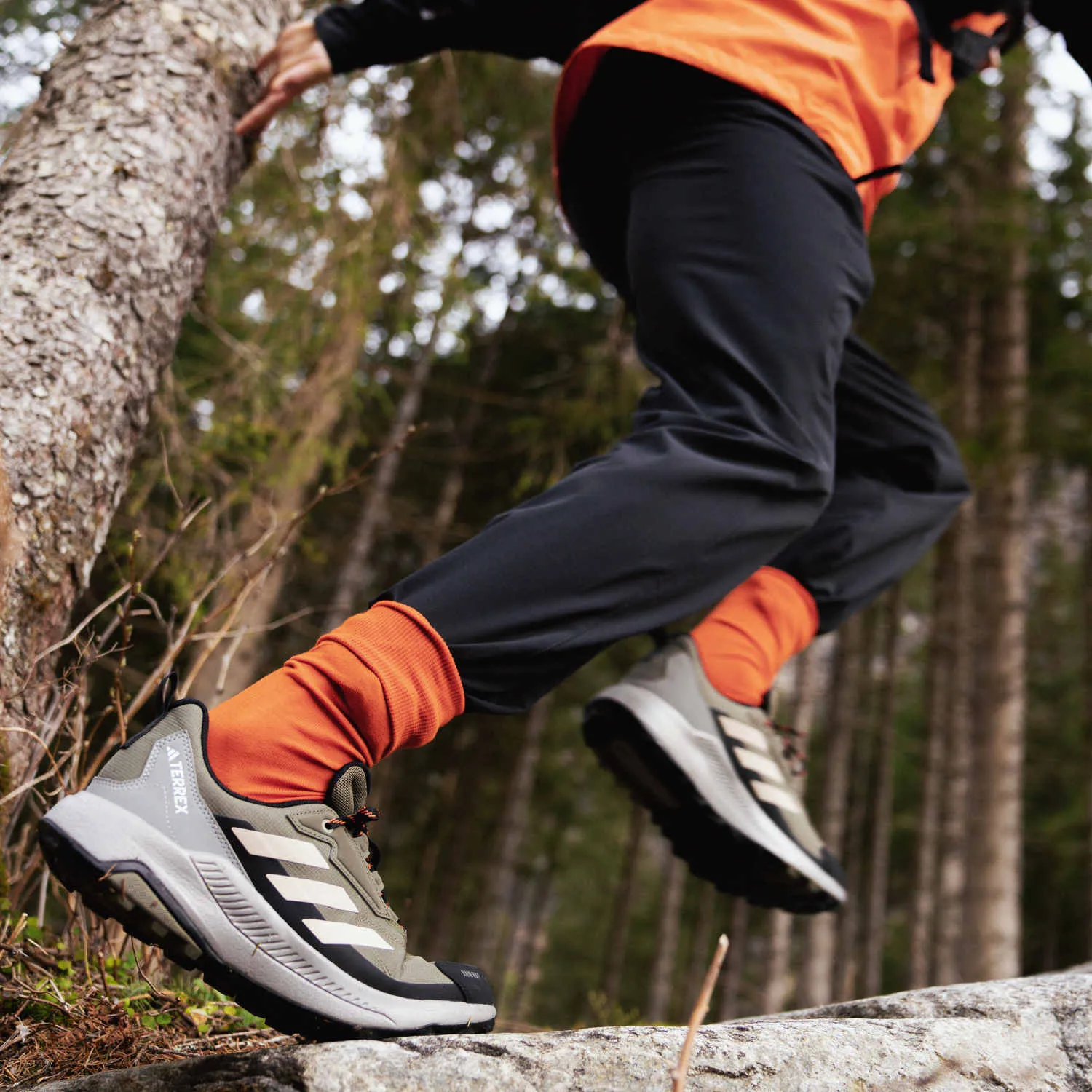 ID0900_14_FOOTWEAR_Photography_HeroMrktng View 3.jpg